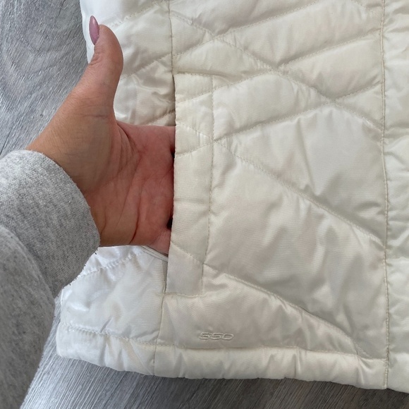 The North Face White Vest 550 with Pockets - Picture 5 of 9